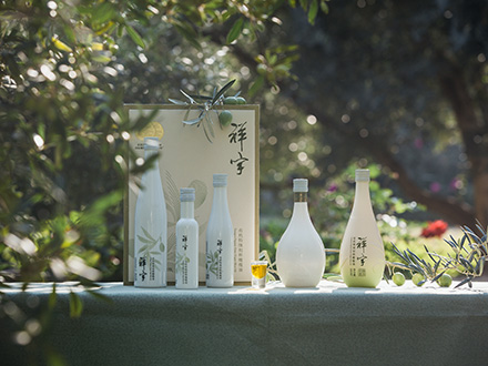 祥宇特級(jí)初榨橄欖油，純手工采摘、精選優(yōu)質(zhì)油橄欖鮮果，用意大利貝亞雷斯全自動(dòng)設(shè)備物理冷榨工藝，在鮮果采摘后8小時(shí)內(nèi)限時(shí)鮮榨而成。